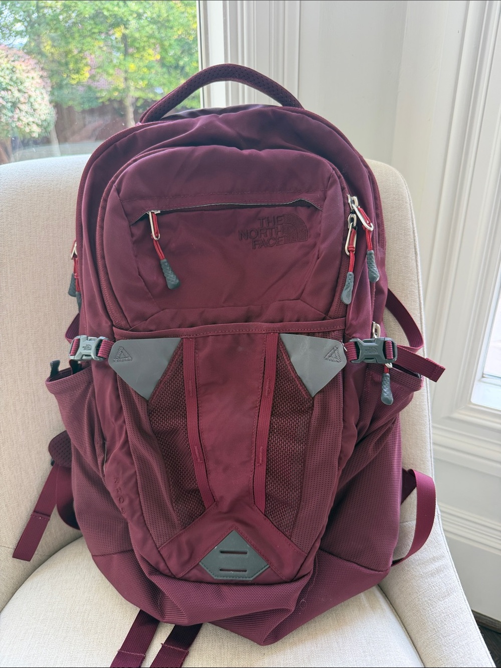 The North Face Recon Burgundy Backpack - Versatile Everyday Bag